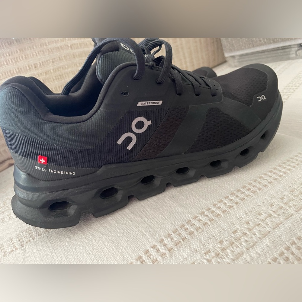 On Running Women’s 8.5 (US) Waterproof Cloudrunner